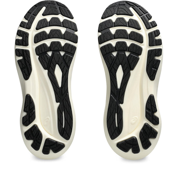 The outole of the GT-2000 13 is all black and white, just like the upper.