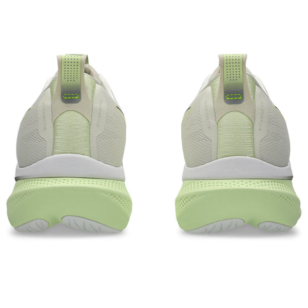 The tab on these mens's shoes has the same color as the midsole.