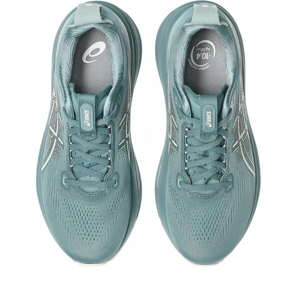 Teal laces are used to match the upper.
