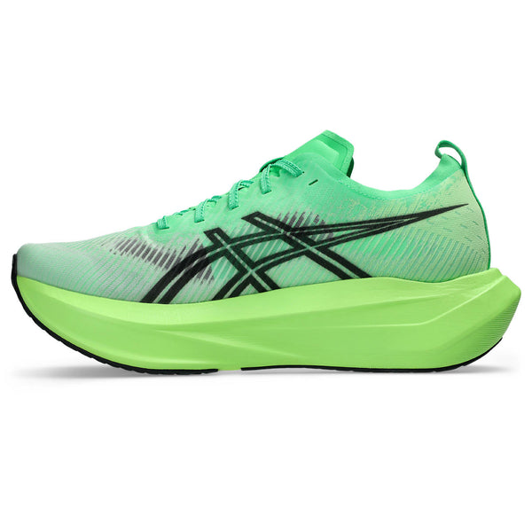 A black Asics logo is in the middle of the upper on both sides.