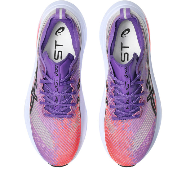 Purple laces are used to match the tongue of this shoe.