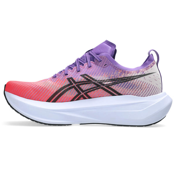 A black Asics logo is in the middle of the upper on both sides.