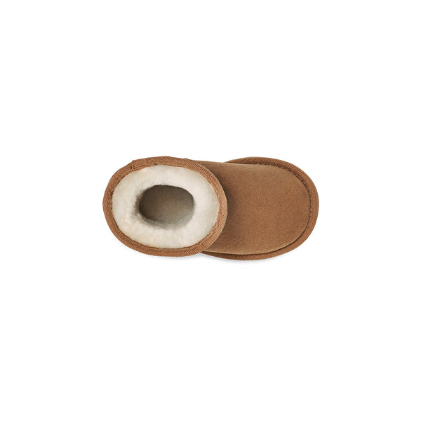 Your little one's favorite boot is the same as ever, with super-soft sheepskin and and barefoot feel, but now pretreated against water and staining for all the dirt, puddles, and ketchup out there. Each boot is built to move the way kids do – running, jumping, and whatever else they get into – with a flexible rocker-bottom shape and our super-light outsole that keeps its grip and cushion all day.