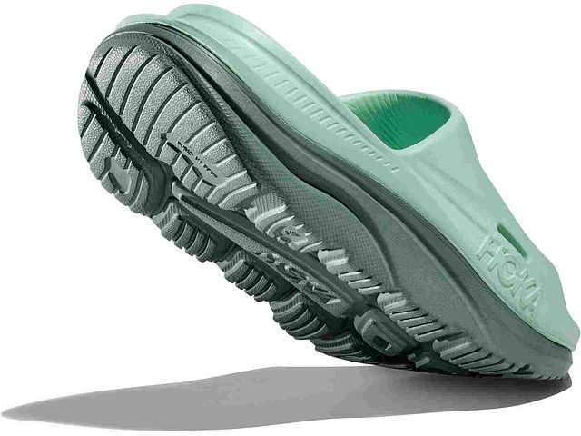 Back angled view of the Women's HOKA Ora Recovery Slide 3 in the color Mist Green/Trellis