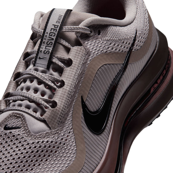 A close up of the men's Nike Pegasus Premium shows a lot of detail in the upper.