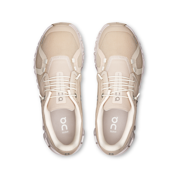 The On Cloud 6 have thin bungee laces that give the shoe a great look.
