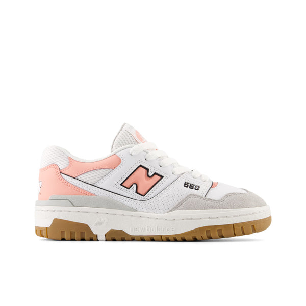 Dress up growing feet in the classic 550 for kids. The original 550 debuted in 1989 and made its mark on basketball courts from coast to coast. After its initial run, the 550 was filed away in the archives, before being reintroduced in limited-edition releases in late 2020, and returned to the full-time lineup in 2021, quickly becoming a global fashion favorite.