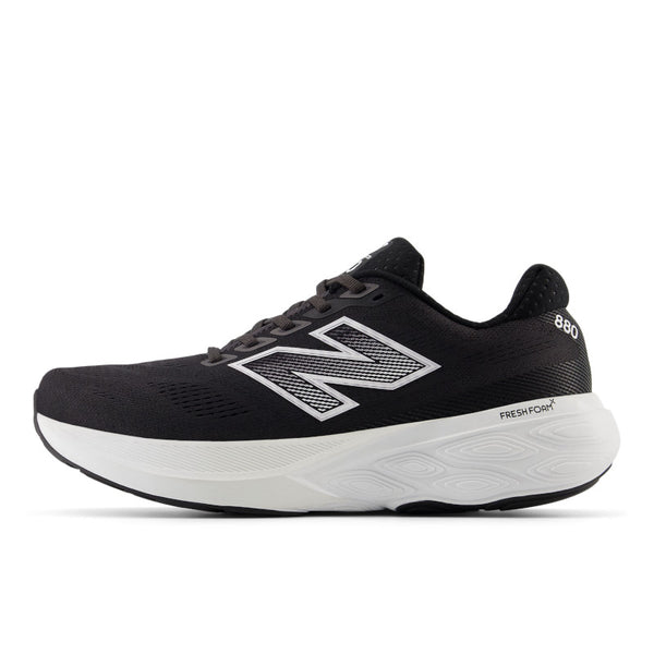 The medial side of this black and white 880 V15 has a N logo for New Blanace.