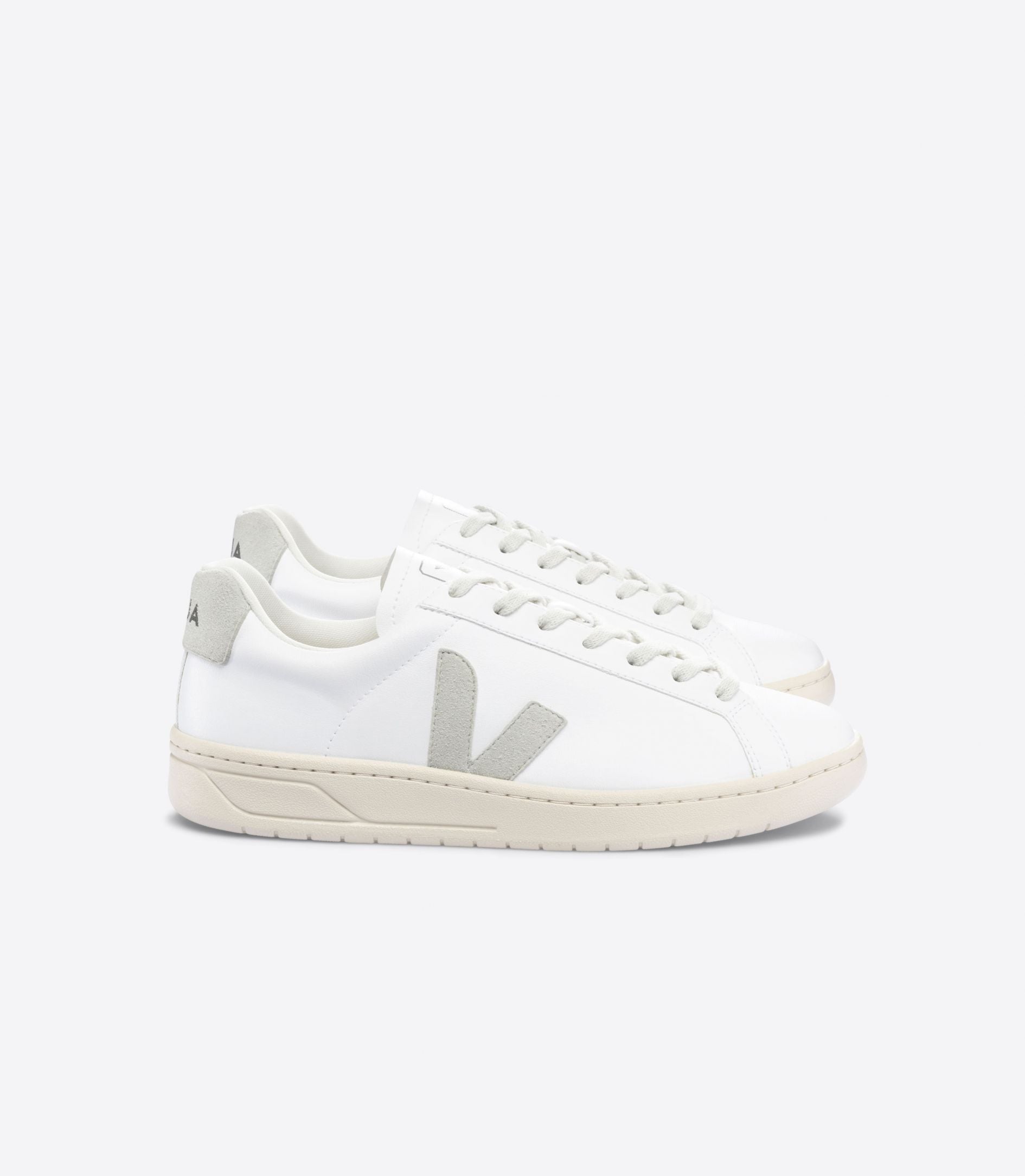 Lateral view of the Women's Urca by VEJA in the color White/Natural