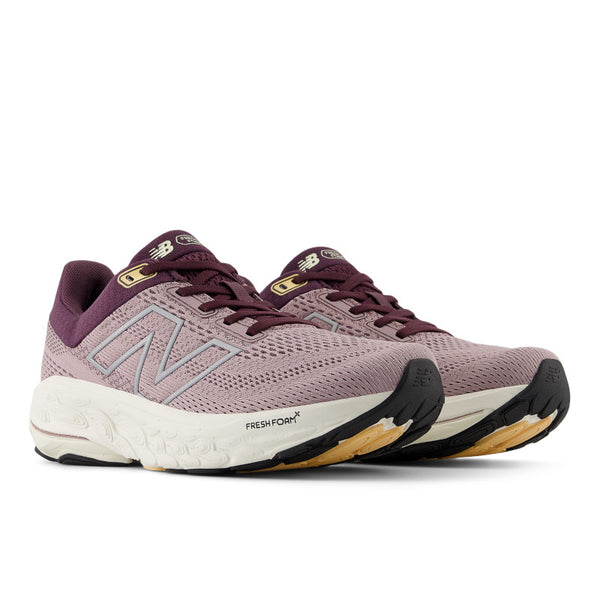 These NB 860 V14 hae an offwhite miodsole and a little bit of black around the collar and laces.