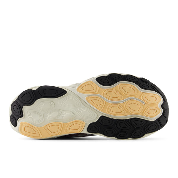 The outsole of this 860 V14 has black rubber around the edges and the rest is yellow.