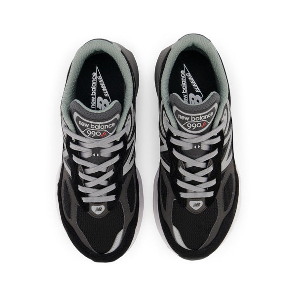 This kid's 990 V6 from NB has laces
