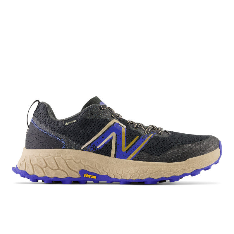 From the lateral side tehn NB Hierro GTX has a blue N logo and a small tag that shows that it is made of gore-tex