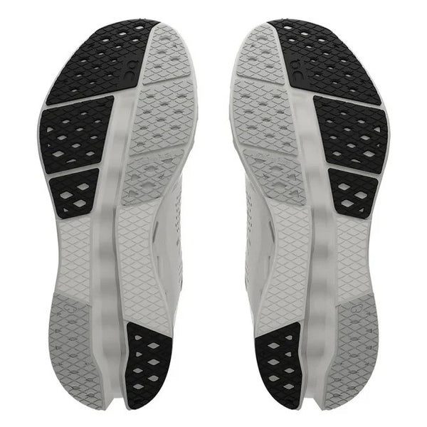 The sole features super grippy material for great toe-off.