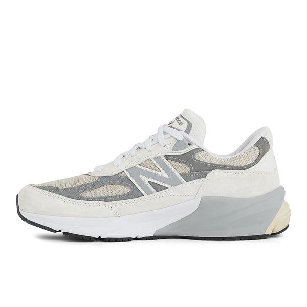 The medial side of this NB 990 has a grey coloring in the heel area of the midsole to note a frmer material.