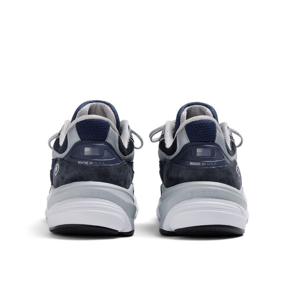 From behind the pair of 990 V6 the workding "Made in USA" is visible along with the USA flag