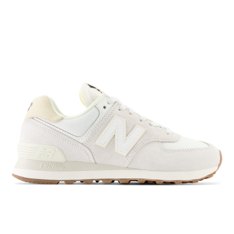 The lateral view of the women's 574 shows of the big "N'" logo right in the middle of the shoe