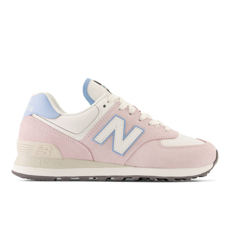 The 574 is a street style favorite that pairs well with everything from your favorite sweats to your favorite jeans. This classic kick’s new and alluring upper with ENCAP midsole cushioning underfoot let you navigate your daily to-do list in style.