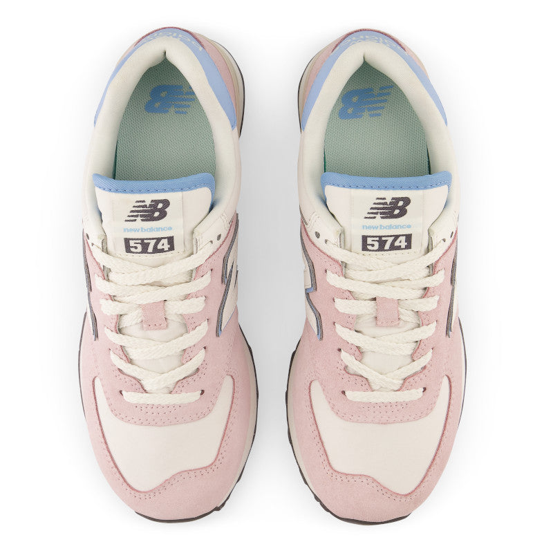 From the top down view of these women's 574's, the curved shape of the last is visible along with the flying NB logo on the sockliner