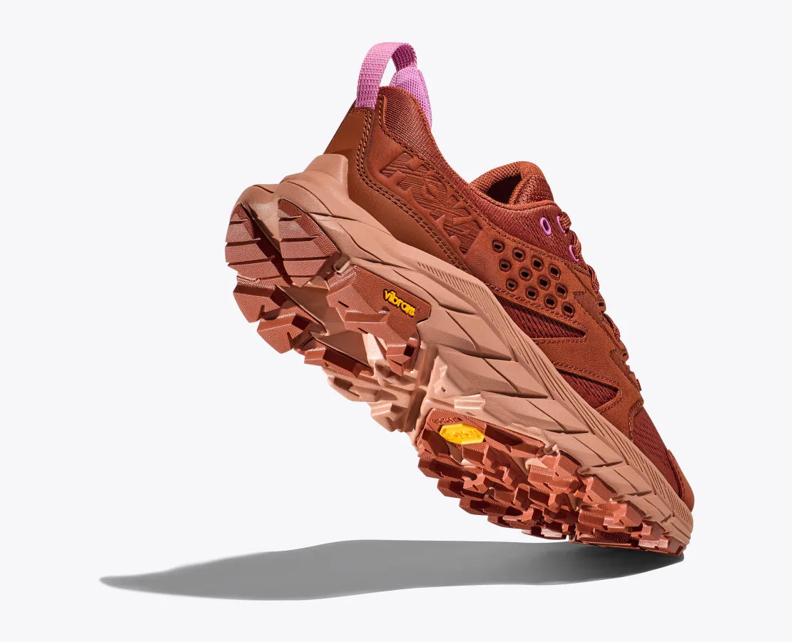 Back angled view of the Women's HOKA Anacapa Breeze Low trail shoe in the color Baked Clay/Cork