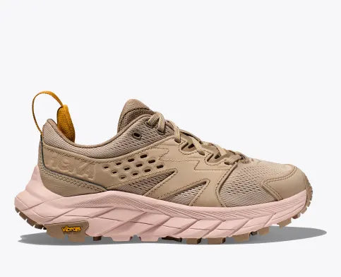 Lateral view of the Women's HOKA Anacapa Breeze Low trail shoe in the color Oxford Tan / Peach Whip