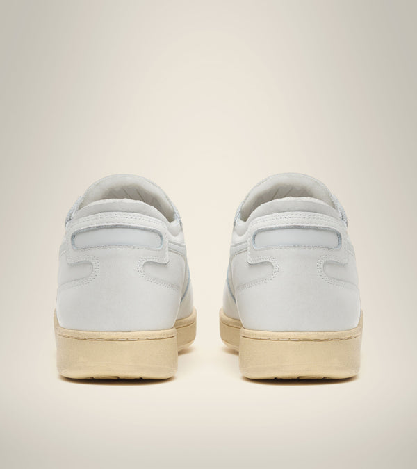 A simple yet visually impactful take has, once again, reinvented the design of the diadora Basket Row Cut. The details are incredible. Unisex heritage trainers in full-grain leather, with special stonewashed treatment.