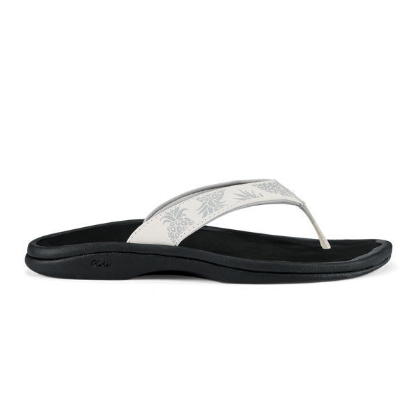In Hawai‘i, ‘ohana isn’t just immediate family; an ‘ohana is a sanctuary of friends and family where you can just be yourself. With that in mind, OluKai has crafted the classic Women's ‘Ohana, your go-to choice for everyday style.