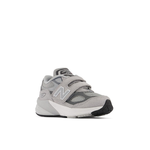 With the 990V3 Hook & Loop, the legend continues. The 990v6 kids’ shoe updates the iconic style with a sleek leather upper and a technical midsole that adds a propulsive feel.