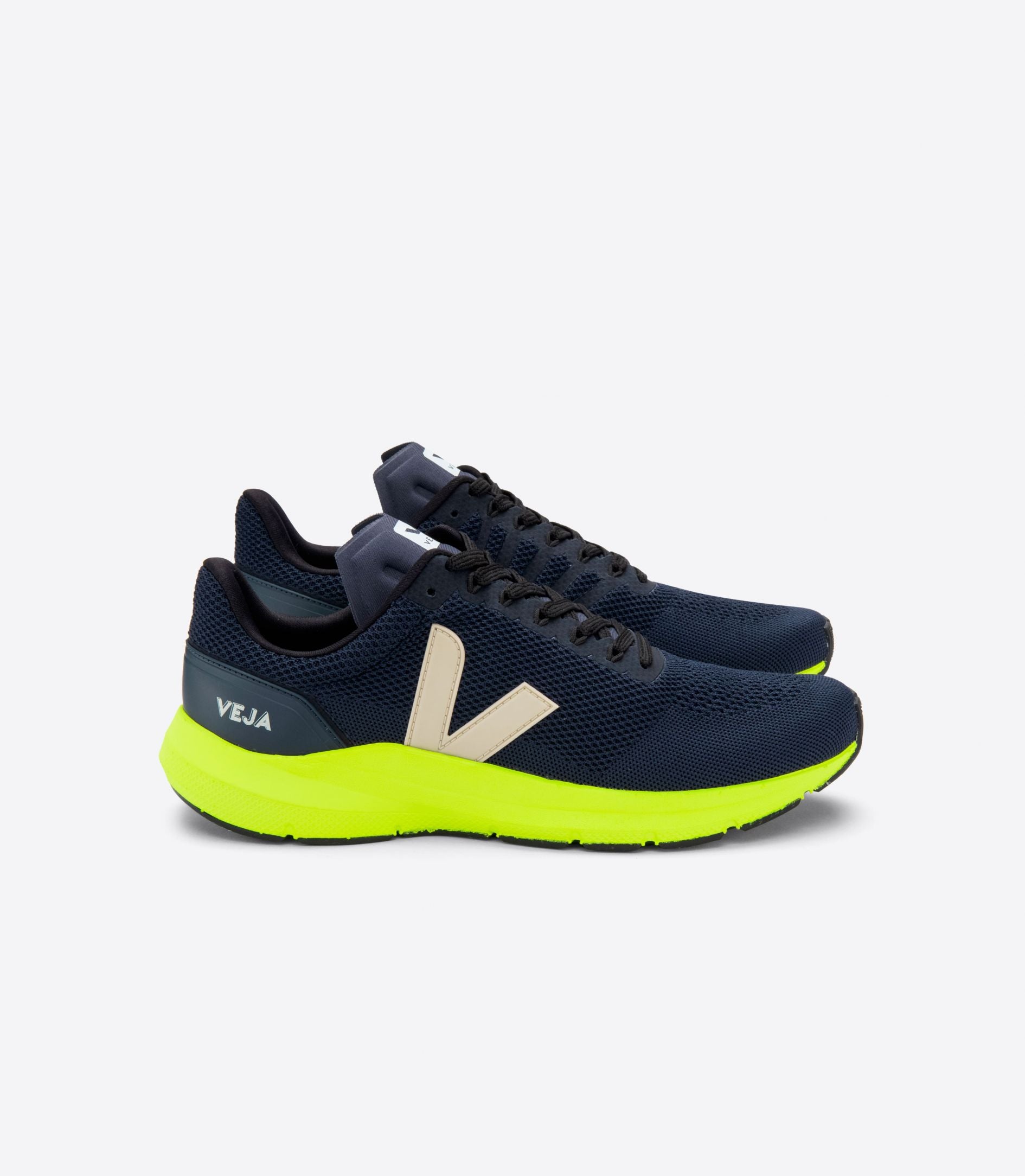 Latera view of the Men's Marlin by VEJA in the color Atomo / Pierre