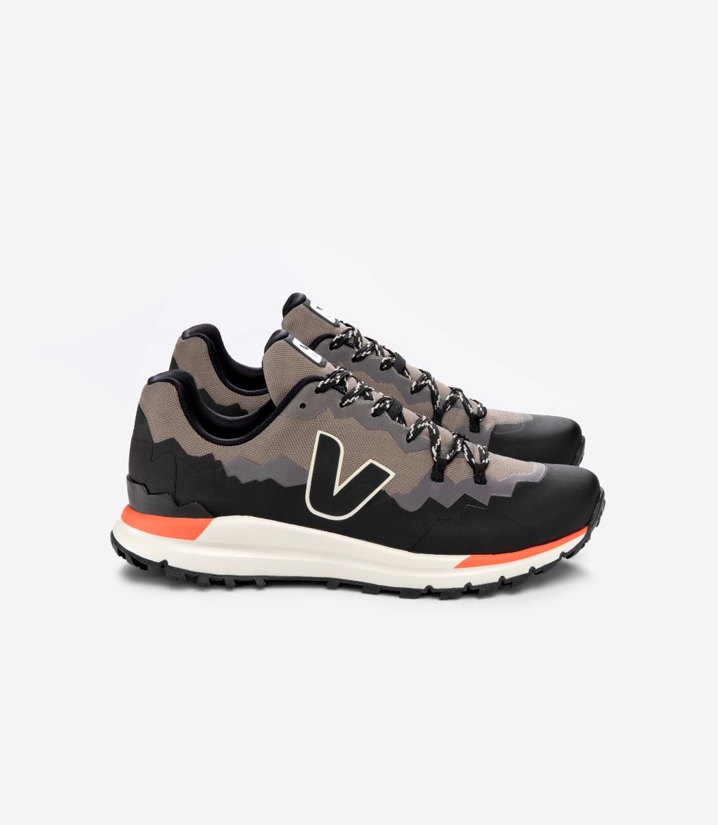 Lateral view of a pair of the Men's Fitz Roy Trek Shell by VEJA in the color Basalte/Black