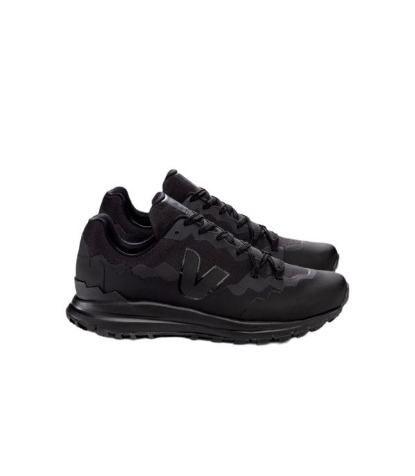 Lateral view of a pair of Men's Fitz Roy Trek shell trail shoes by VEJA in all black