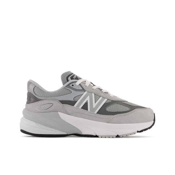 Kid's desiver a takedown of one of the most classic sneakers ever. This 990 fits great and is very comfortable