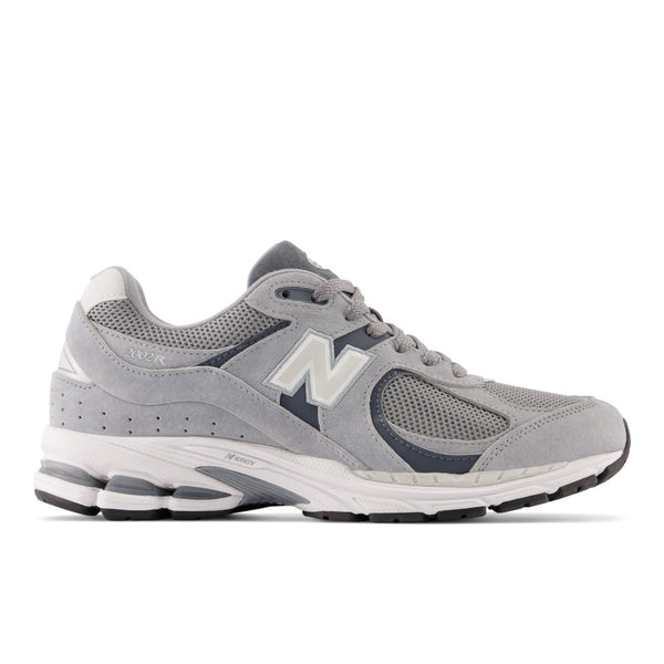 The forward-thinking style of the 2002R is rooted in performance running. Inspired by the MR2002, a high-end running model originally released in 2010, the 2002R offers a ready-to-wear take on sleek, technical design.
