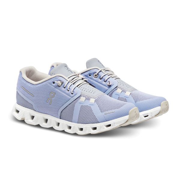 Front angled view of a pair of Women's ON Cloud 5 shoes in the color Nimbus/Alloy