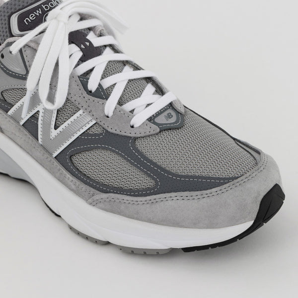 The New Balance 990’s original designers were tasked with creating the single best running shoe on the market. The finished product more than lived up to its billing. When it hit shelves for the first time in 1982 the 990 sported an elegantly understated grey colorway, and a then unheard of three-figure price tag. For avid runners and ahead of the curve tastemakers alike, the 990 was a mark of quality and superior taste.