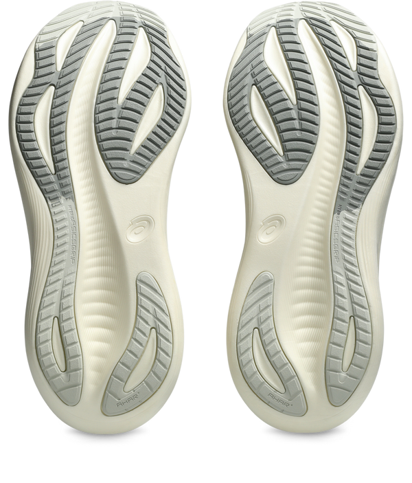 Light grey rubber is sued on the outsole of this shoe which pops against the white midsole. 