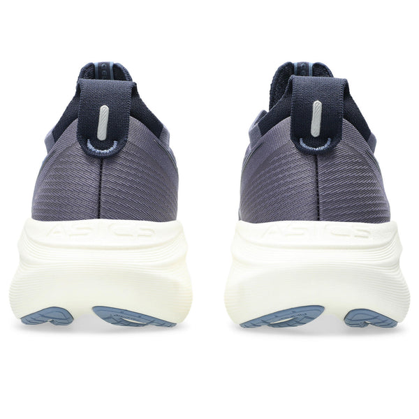 The heel of the Nimbus 27 has a indigo colored pull tab that matches the color on the tongue.