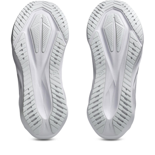 The outsole of this Men's Novablast 5 is all white.