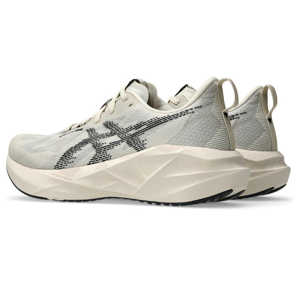 The midsole of the Novablast 5 has a geometric design and is also sculpted taht way.