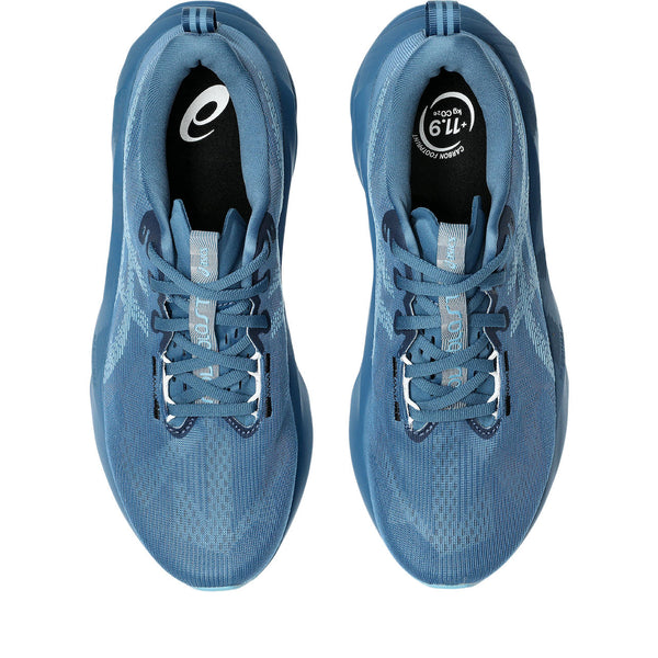The blue tongue and laces match the upper of the shoe. Black insoles can be seen when looking at the shoe from a birds-eye view. 