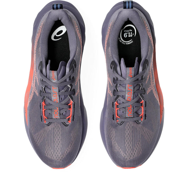 The top down view of the Novablast 5 shoes the black color of the insole which is by far the most boring part of the shoe.