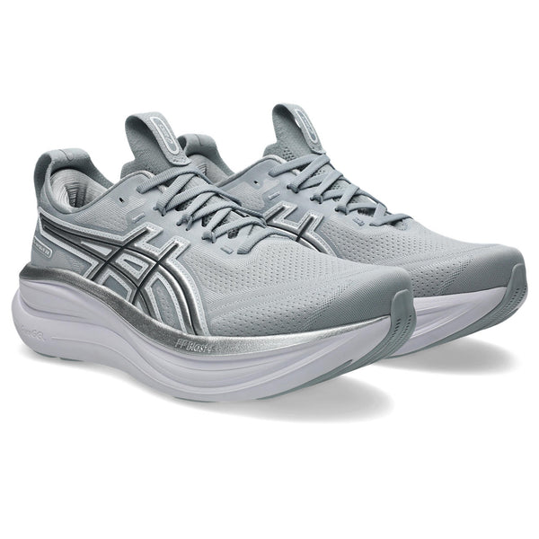 A silver stripe runs across the top of the midsole on the lateral side. 