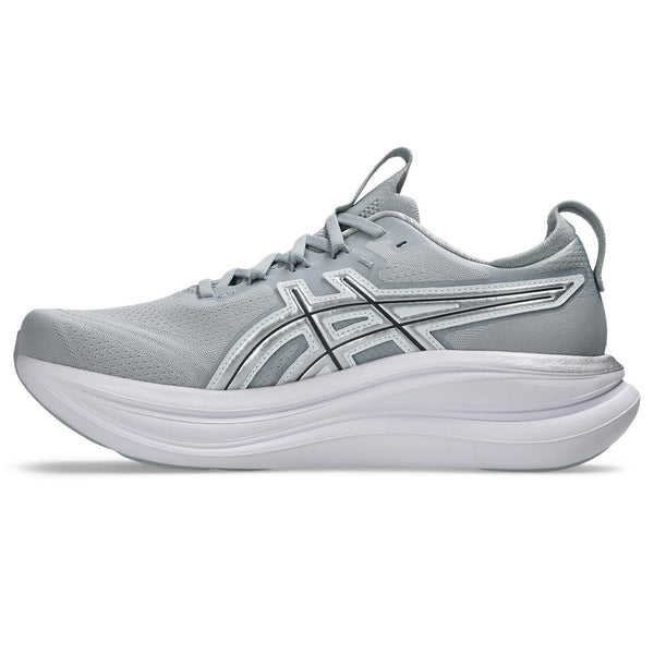 A grey asics logo is in the middle of the upper on both sides. 