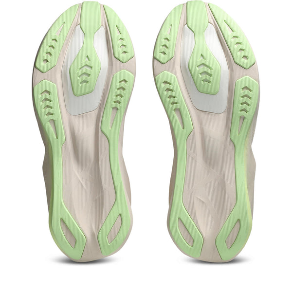 The outsole of this men's Novablast 6 has a light green color to the outsole.