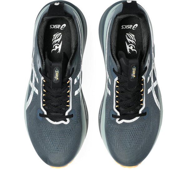 Black laces are used to match the black tongue on this shoe.