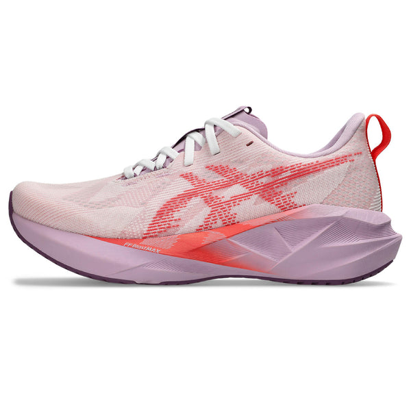 The midsole on the medial side of the Novablat 5 has a geometric desings.