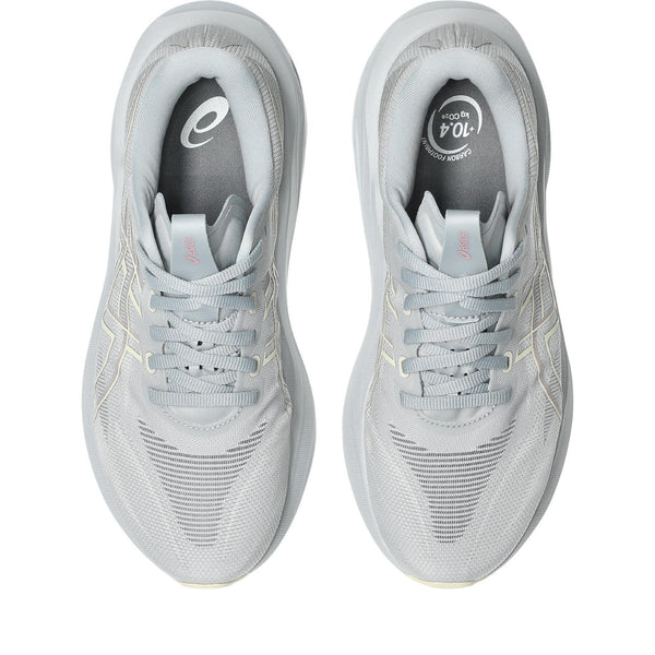 Light grey laces are used to match the upper.