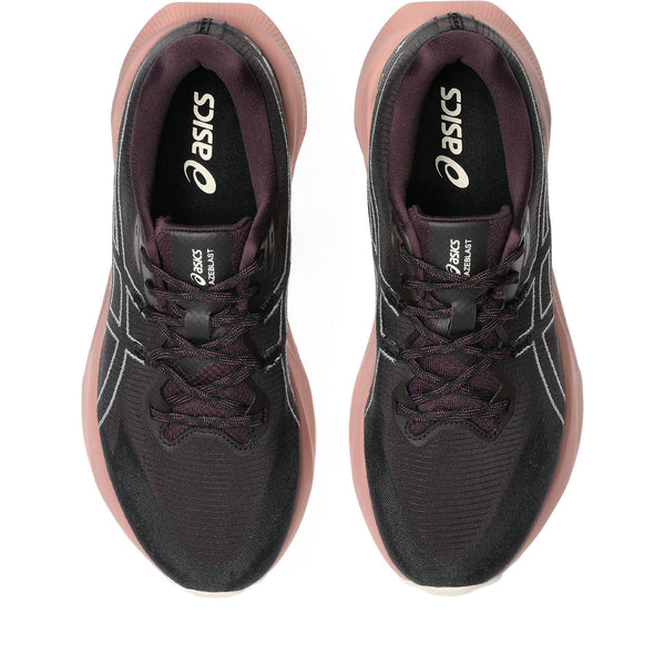Black and dark purple laces are used for this shoe