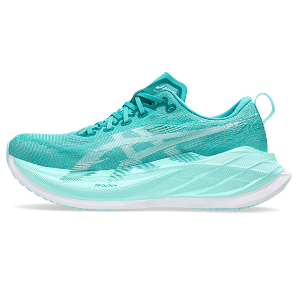 The ASICS logo on the upper continues onto the midsole helping to make the shoe appear not bulky.