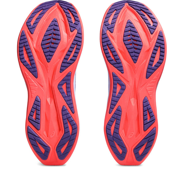 Dark purple rubber is used on the outsole of this shoe which pops against the pink midsole. 